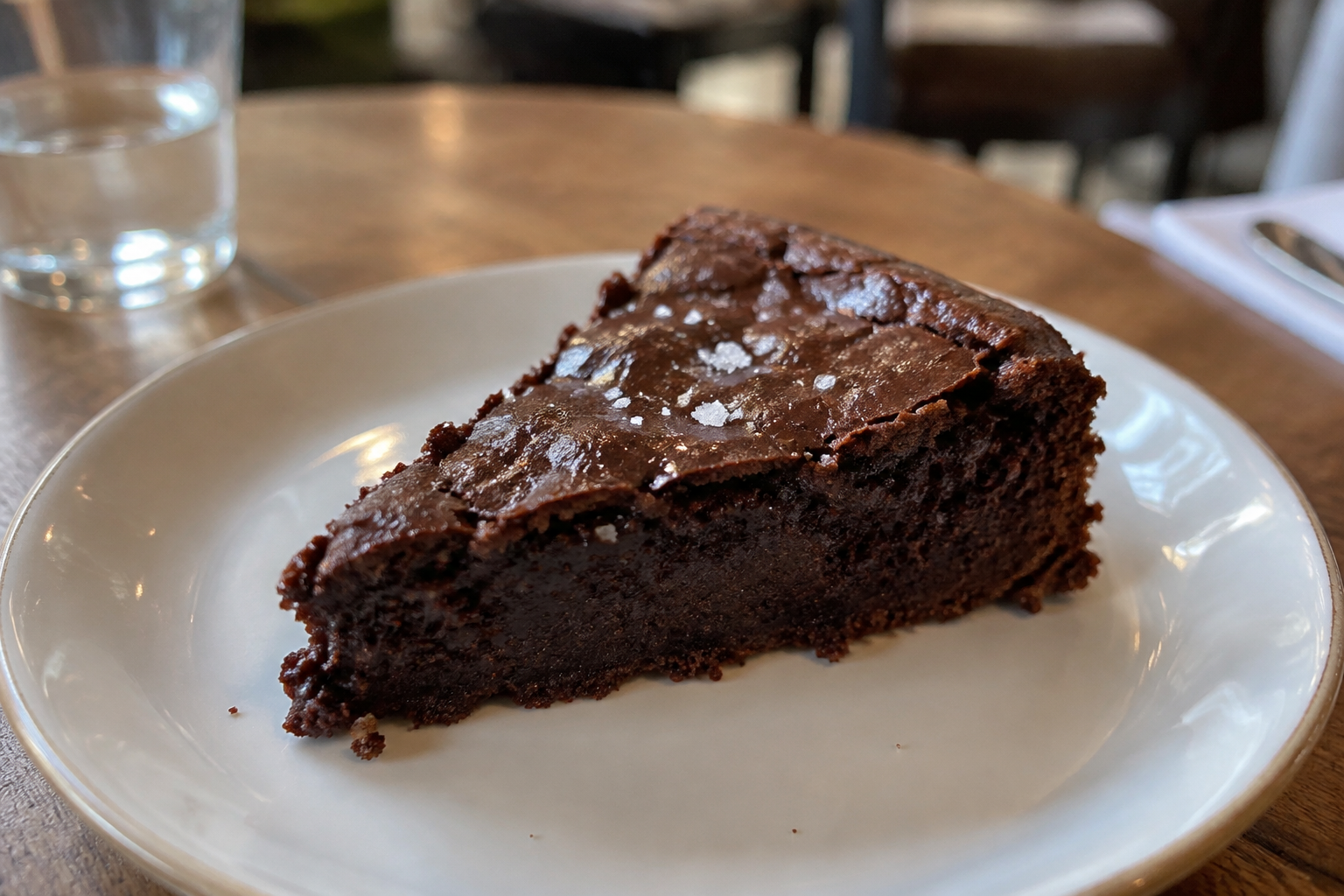 Gâteau au chocolat, subtilement rehaussé d’une pointe de fleur de sel